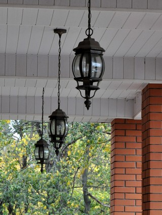 Фонари летней площадки кафе