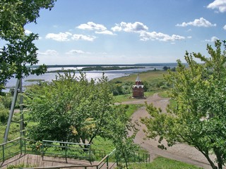 Вид на Каму от нового храма, внизу на берегу стоит небольшая часовня - приют для странствующих путников (Nadezhda Shklyaeva)