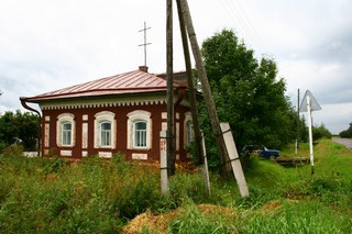 Деревня Коржавины, каменный дом у дороги (Юрий Зыкин)