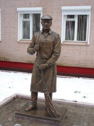 Памятник у ЖЭКа на ул. Школьной Глазов (Лекомцев Кирилл)