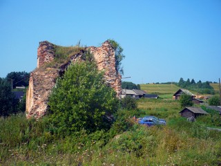 Разрушенная церковь на берегу реки Луза (Mik2008)