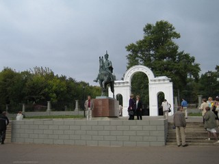 памятник Н.А. Дуровой (09.09.05) (sergfokin)