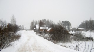 Деревня Мокрецы, справа - пруд (Дмитрий Зонов)