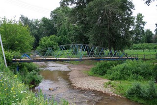 Пешеходный мост через реку 