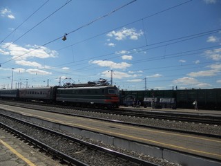 Электровоз ЧС2 с поездом Новый Уренгой-Москва прибывает на станцию Балезино (Andrey Ivashchenko)