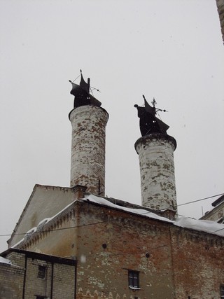 Кованые корабли-флюгеры на трубах (Дмитрий Зонов)