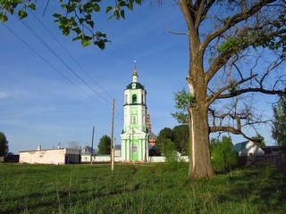 Троицкая церковь, тополь и магазин (Дмитрий Зонов)