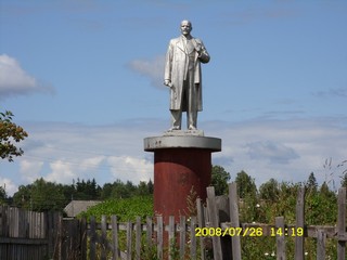 Памятник. Здесь принимали в пионеры. (Шилов В.А.)