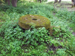 Памашьял: стол и стул из жернова (offroadkazan)