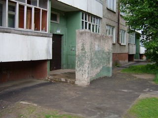 Надолбы у подъездов (Konstantin Pečaļka)