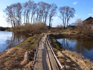 Дамба в пос.Сосновый, слева - пруд (Дмитрий Зонов)