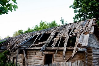 Old house with broken roof in Nosely (Pavel Alexeev)