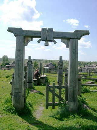 Родник в деревне Узей-Тукля охраняют языческие идолы (Nadezhda Shklyaeva)