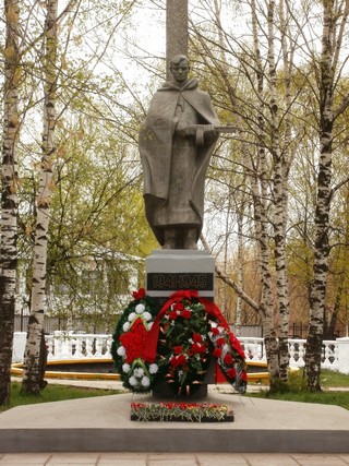 Памятник в сквере 