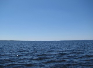 На горизонте плотина и Чайковский. Воткинское водохранилище. (Eugene Sky)