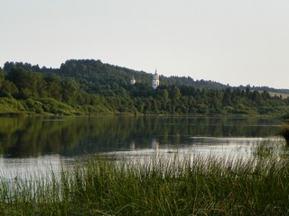 Вид с р. Юг на церковь в Новой Яхреньге (Кошка Фрося)