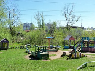Детская площадка, май (Дмитрий Зонов)
