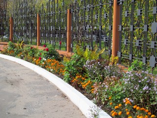 Цветник у церкви (Дмитрий Зонов)