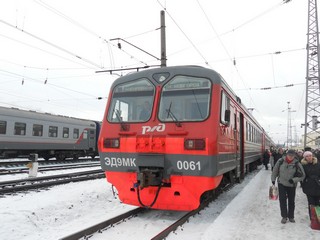 Электропоезд переменного тока ЭД9МК-0061 Нижний-Новгород-Киров прибыл на станцию Киров-Пассажирский к пригородной платформе (Andrey Ivashchenko)