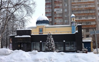 Новогодняя ёлка у ресторана 