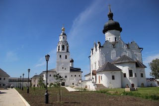  Трапезная церковь (1555-1556 гг.) и Успенский собор (1556-1560 гг.). Успенский Богородицкий монастырь. Остров-град Свияжск. РТ. Июнь 2013 (Vadim Indeikin)