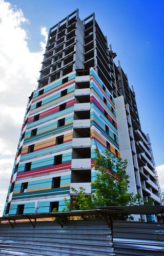 Веселый фасад. Жилой дом 