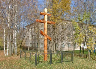 Памятный крест установлен в Дебесах на месте старой Троицкой церкви, разрушенной в 60-е годы (Nadezhda Shklyaeva)