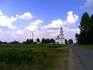 Храм, с.Великорецкое, вид с дороги со стороны р.Великой (Денис Кошурников)