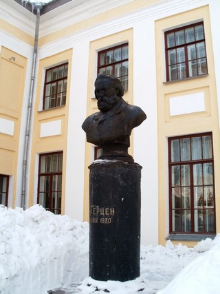 Памятник А.И.Герцену у созданной им библиотеки (Дмитрий Зонов)