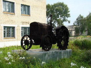 Памятник трактору (Alexey Fialkovskiy)