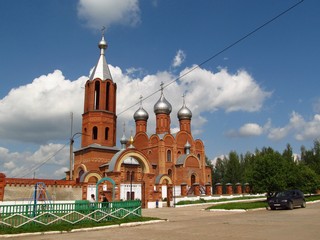 Всехсвятская церковь и облака (Дмитрий Зонов)