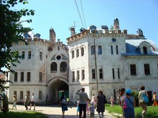 Entrance to the castle (sakuram)