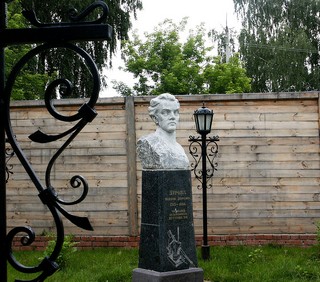 Во дворе дома-музея Н.А.Дуровой в Елабуге (MILAV V)