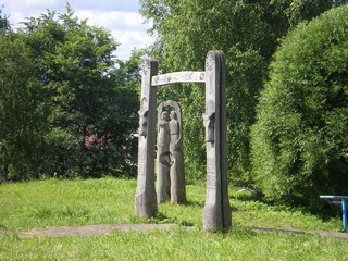 Деревянные статуи напротив автовокзала (Бэн из Удмуртии. Ben from Udmurtia.)