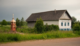 Первый дом у дороги д. Колобовщина (Юрий Зыкин)