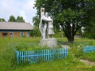 памятник поибщим в ВОВ и клуб в Ивановском (sms67)