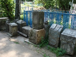 Старые надгробные плиты (Александр Фролов)