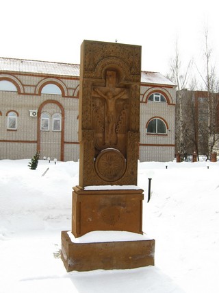Памятник у Армянской церкви (Дмитрий Зонов)