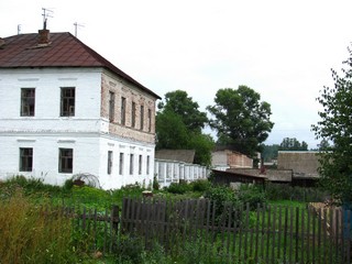 Южное здание монастыря и бывшие торговые ряды (Дмитрий Зонов)