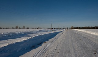 Дорога из с.Кырмыж, несколько снежных просек в поле, против снежных вьюг (Юрий Зыкин)