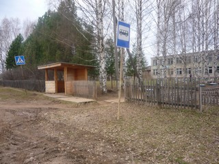 Остановка и средняя школа с. Кобра Даровской район 2012 (bokax)