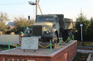 Памятник ГАЗу-51 возле арского АТП. (k.i.r.)