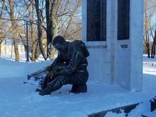 Памятник павшим, скорбящий солдат (Дмитрий Зонов)