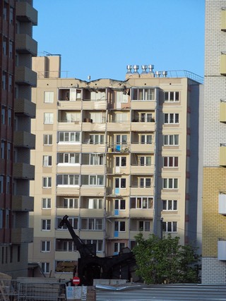 На этот дом упал башенный кран (Дмитрий Зонов)