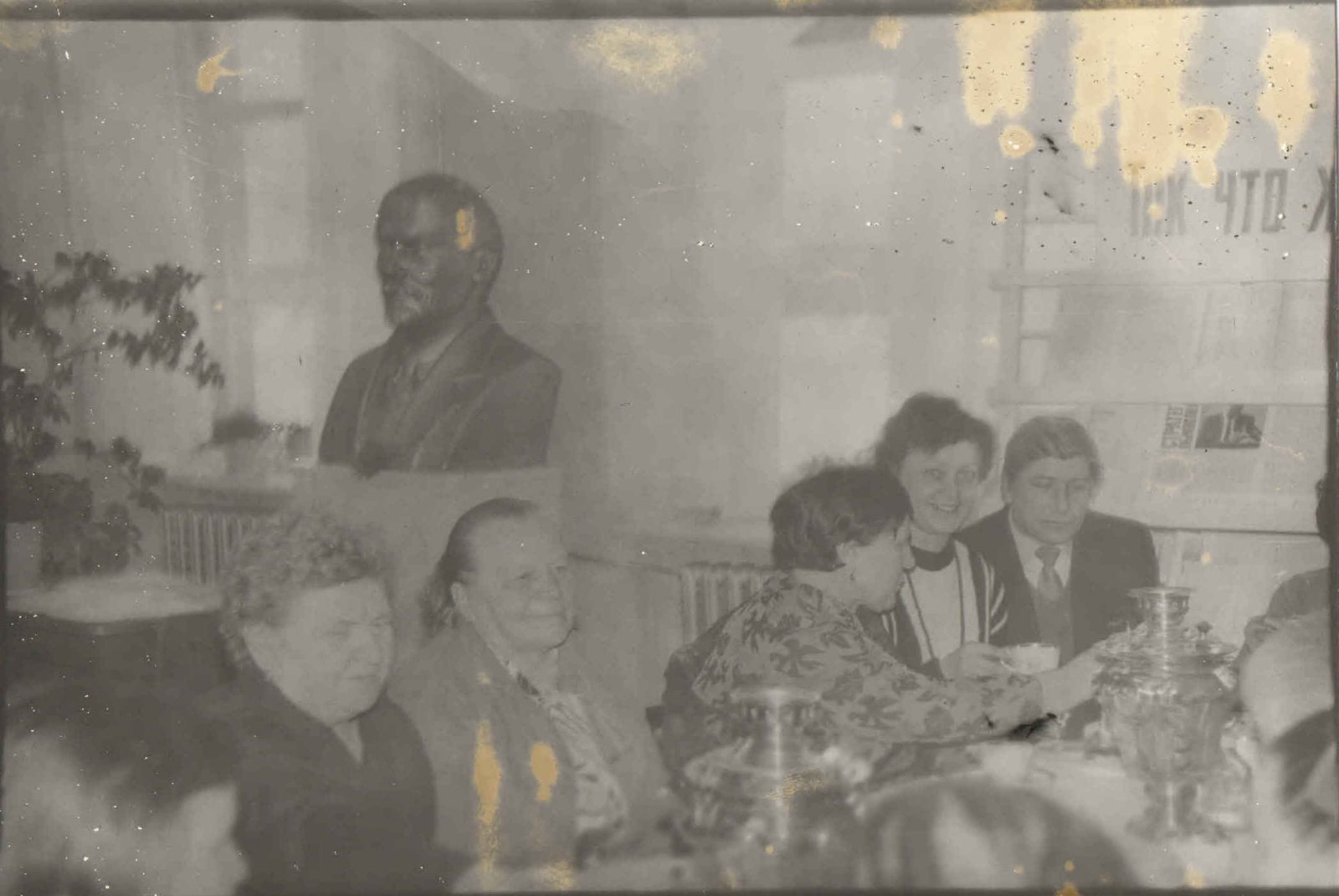 Бюст Ленина. 90-ые годы. Библиотека завода.