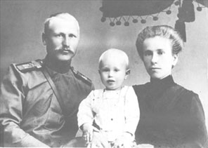 И. Т. Андреев с сыном Михаилом и женой Ириной. 1916 год.