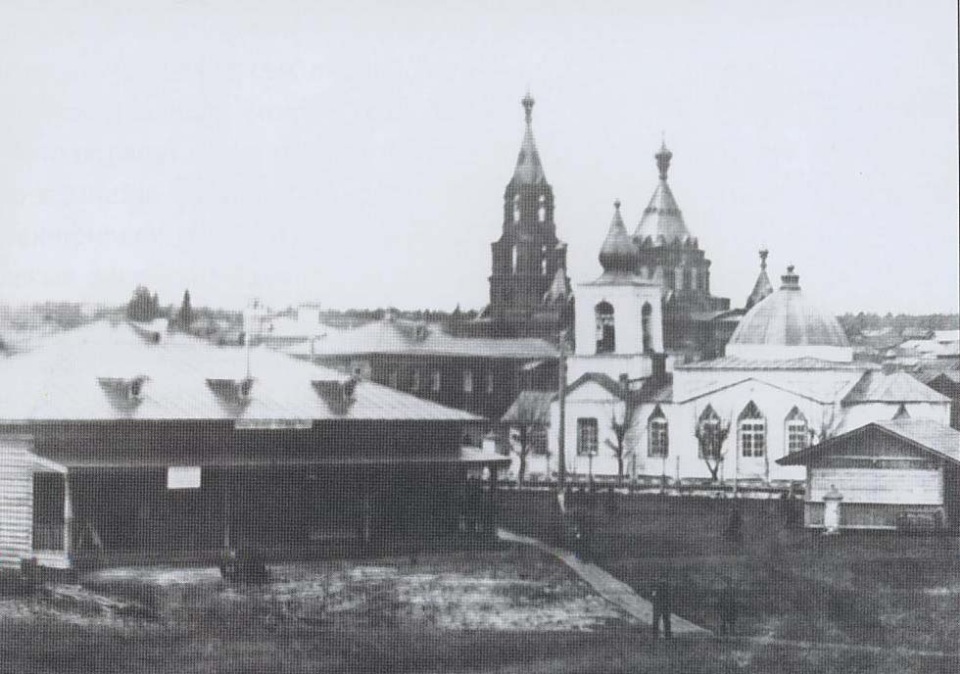 //omutninsk.ucoz.org (на переднем плане Петропавловская единоверческая церковь, на заднем плане Александровская церковь)