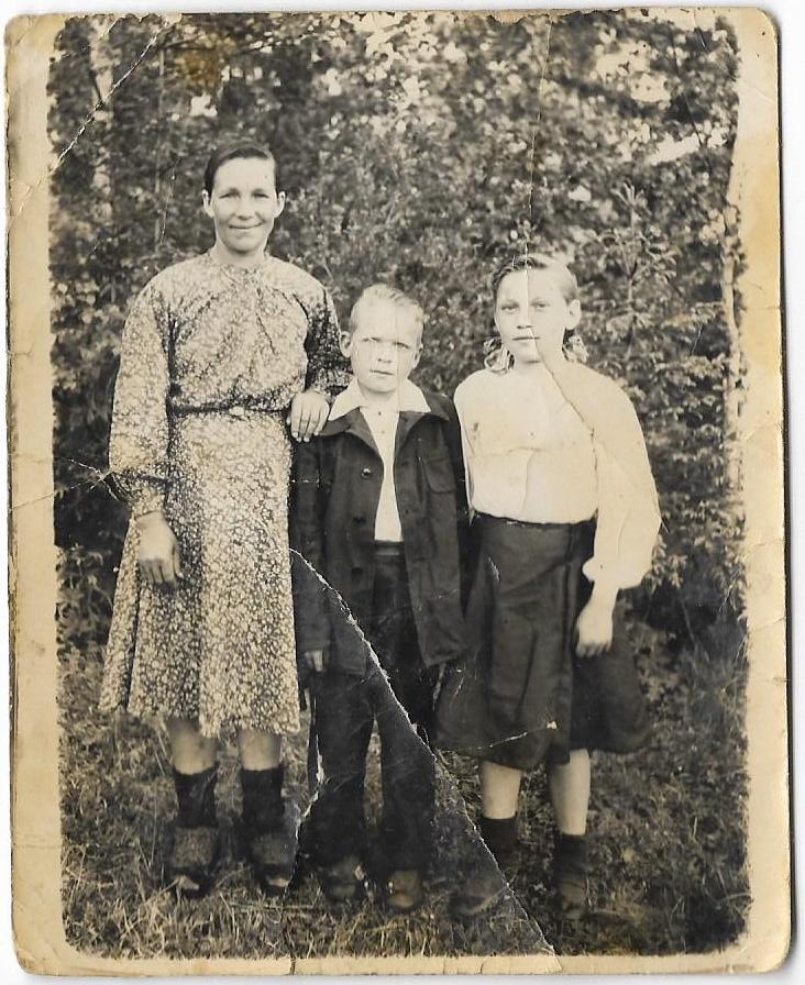 На фото Смёрдова (Перминова) Марфита Егоровна с сыном Василием Алексеевичем и дочерью Галиной.
