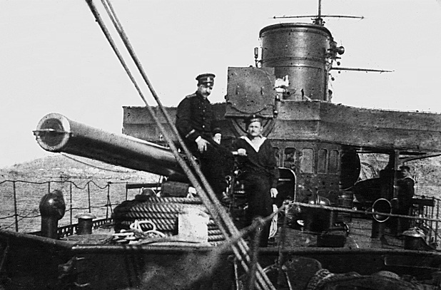 Палуба крейсера "Новик",А.Ф.Черных возле носовой 120-мм пушки Канэ (Порт-Артур весна 1904 г.).