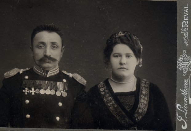 А.Ф.Черных в парадной форме подпоручика с супругой (1 октября 1913 г.).